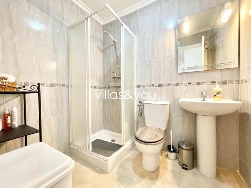 Koupelna v ubytování Brisas del Mar Formentera del Segura by Villas&You