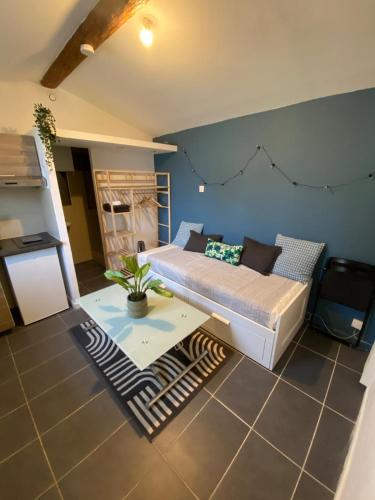 un salon avec un lit et une table dans l'établissement Nice studio with rooftop view, Historic Center, à Montpellier