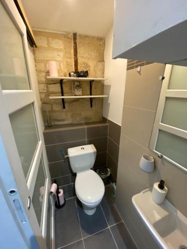 une petite salle de bain avec toilettes et lavabo dans l'établissement Nice studio with rooftop view, Historic Center, à Montpellier