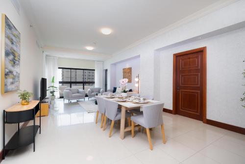 Golden Mile at its Best 2BR Plus Maids Palm Jumeirah
