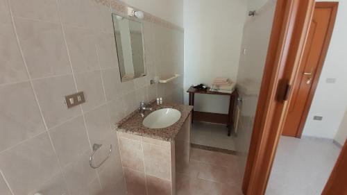 a bathroom with a sink and a mirror at B&B Le Ginestre in Foria