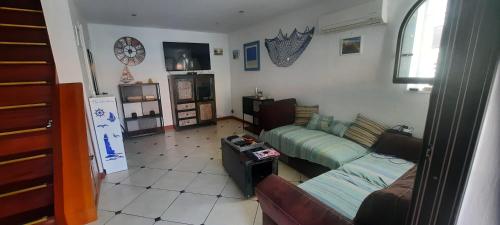 un salon avec un canapé et une table dans l'établissement La maison de la mer, classée 3 étoiles, à Frontignan