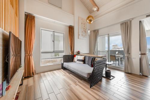a living room with a couch and a tv at 白水木民宿 in Eluan