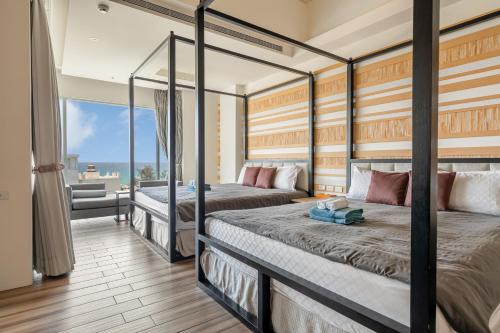 two beds in a room with a balcony at 白水木民宿 in Eluan