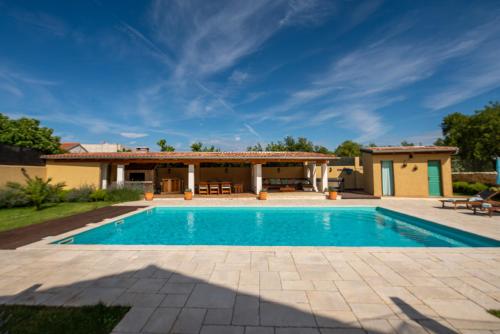 Božini dvori- Villa with Pool, Sauna , Jacuzzi and multifunkcional sport Court