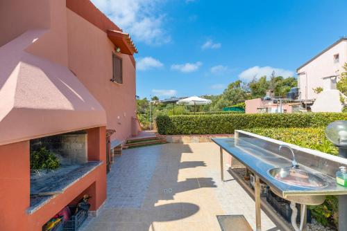 a patio with a table and a sink on a building at Casa Erbì in Torre Dei Corsari