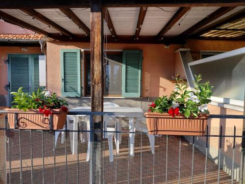 a patio with a table and two potted plants at La Casa dei Nonni in Fabbiano