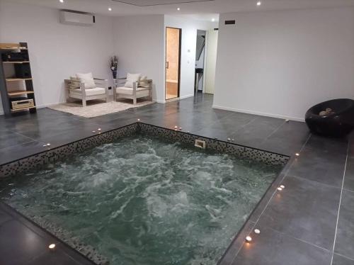 Photo de la galerie de l'établissement MAGNIFIQUE VILLA MOUGINS AVEC PISCINE & Spa, à Mougins