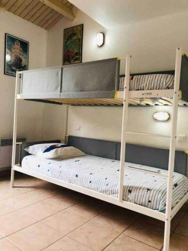 Ce dortoir comprend 2 lits superposés. dans l'établissement La maison aux galets, à Talmont-Saint-Hilaire