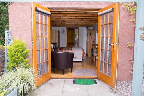 阿布羅斯的住宿－Kirkstyle Hideaway，一间设有一扇门的客房,可通往一间卧室