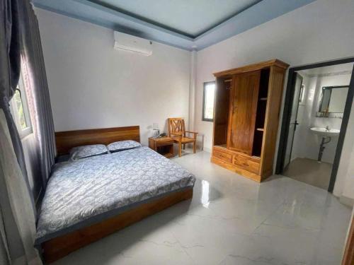 Un dormitorio con una cama, un lavabo y un espejo. en Green Bungalow Phú Quốc, en Phu Quoc