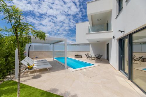 Hồ bơi trong/gần Villa Aurelia 4 with pool