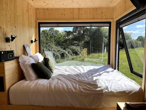 Katil atau katil-katil dalam bilik di Parcel Tiny House Mainteloup dans le perche Normand