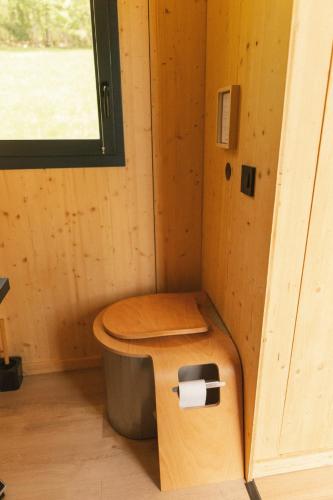 des toilettes dans une petite maison avec un rouleau de papier toilette dans l'établissement Parcel Tiny House Mainteloup dans le perche Normand, à Bretoncelles