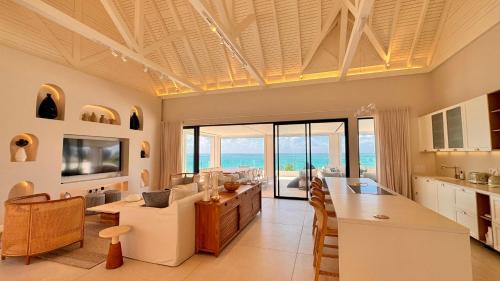 a large kitchen with a view of the ocean at Le Dalblair by Horizon Holidays in Pointe d'Esny
