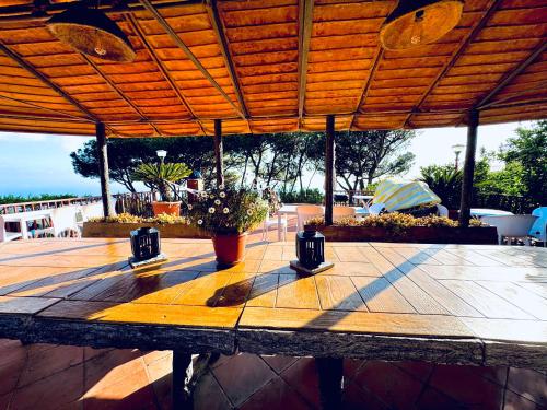a wooden table with two lights on top of it at B&B Iolì Vesuvio in Ercolano