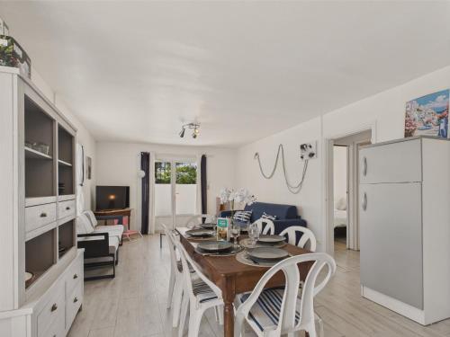 une cuisine et un salon avec une table et des chaises dans l'établissement 200m plage - grande terrasse pour 4 personnes, à L'Aiguillon-la-Presqu'île