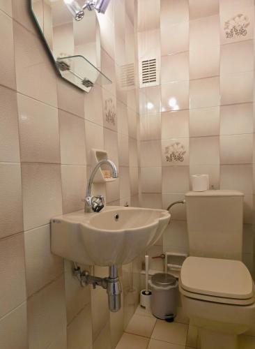 Spacious 3BR Apt with Large Balcony Near Metro & ACS