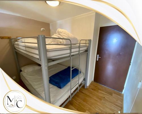 une chambre avec deux lits superposés dans une pièce dans l'établissement Ski apartment pool hammam, à Allos