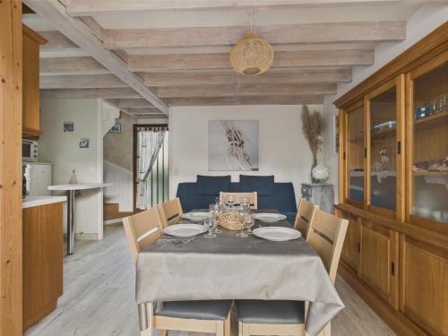 une salle à manger avec une table et des chaises dans l'établissement 400m de la plage, jardin, maison pour 5, au Pouliguen