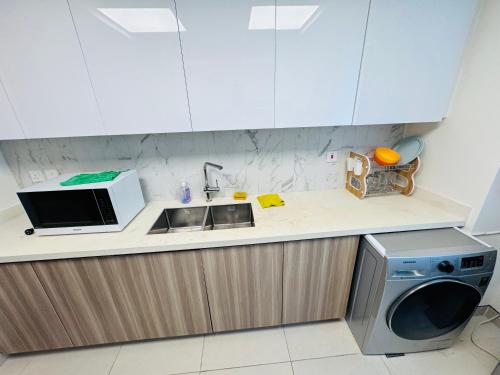 Dapur atau dapur kecil di Wow Amazing BurjKhalifa,Sea&Sunset View,Male Hostel, Near Metro, Airport, Mall & Golf