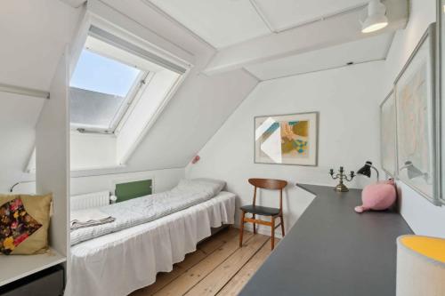 una camera con panchina e finestra di Lovely House In Svanneke On Bornholm a Svaneke