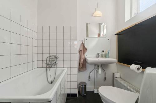 un bagno con vasca, lavandino e WC di Lovely House In Svanneke On Bornholm a Svaneke