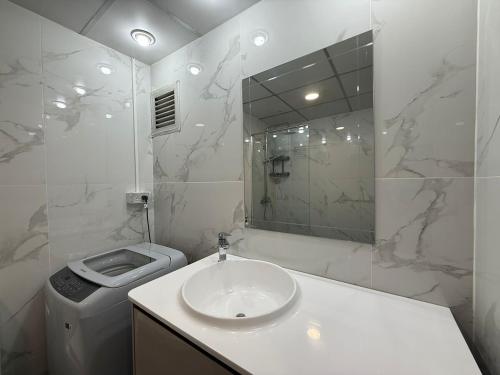 une salle de bain blanche avec un lavabo et des toilettes dans l'établissement C192 Cozy Condo Pool in Patong walk to Bangla Rd, à Patong Beach