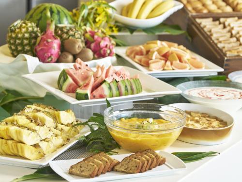 Un buffet de diferentes tipos de comida en una mesa. en The Orion Hotel Motobu Resort & Spa, en Motobu
