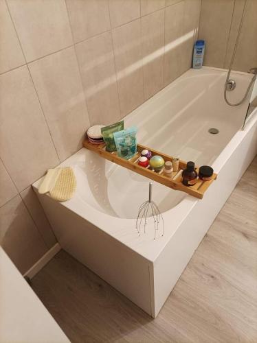 d'une baignoire avec un plateau. dans l'établissement House 10 minutes' walk to 24h, à La Celle-sous-Gouzon