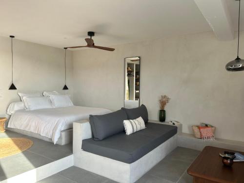 une chambre avec un lit et un canapé dans l'établissement Appartement vue mer Vulpaghja 01, à Cargèse