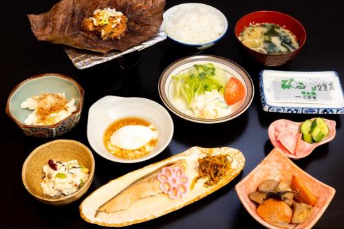 a table topped with bowls of different types of food at 御宿こだま in Matsumoto