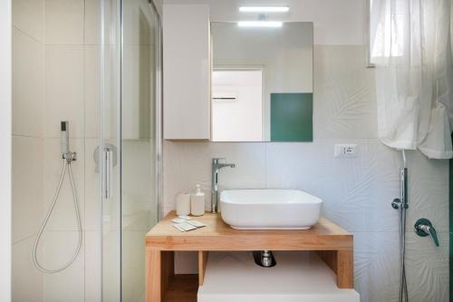 a bathroom with a sink and a shower at Casa - Merlino in Santo Spirito