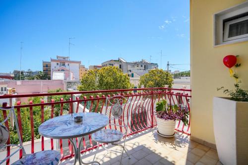a balcony with a table and chairs on it at Casa - Merlino in Santo Spirito