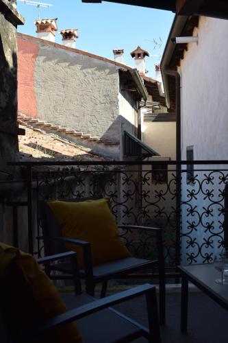 a balcony with a yellow pillow on top of a building at Nel borgo di Zia Alma in Cormòns