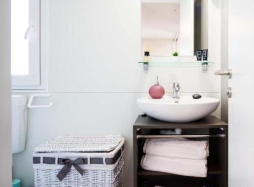 Un baño con lavabo y encimera con toallas. en Mobile Home Nensi, en Biograd na Moru