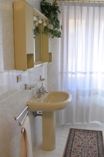 a bathroom with a sink and a shower with a mirror at Nel borgo di Zia Alma in Cormòns
