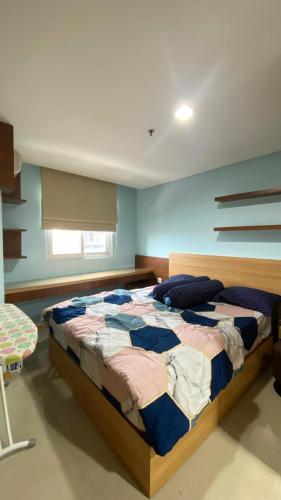 Un dormitorio con una cama grande en una habitación. en Kost-Q Living, en Semarang