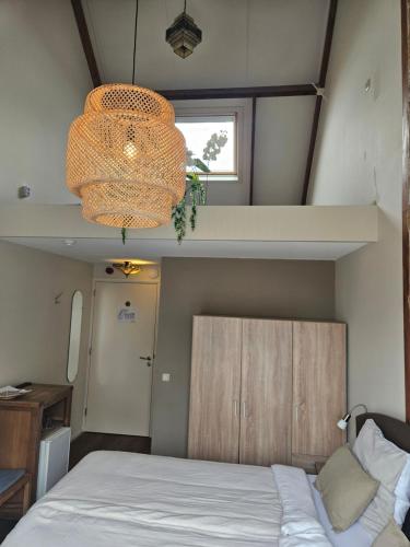 Ένα ή περισσότερα κρεβάτια σε δωμάτιο στο Hotel Dolores Ameland