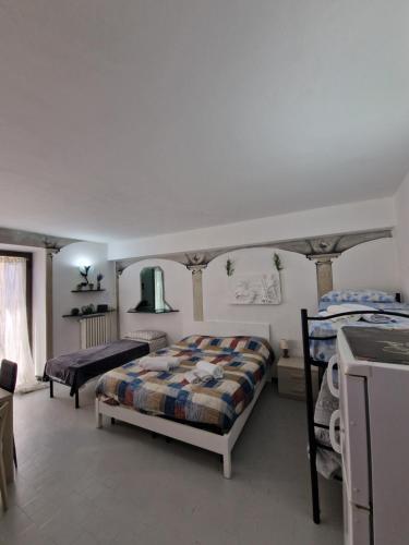 ein Schlafzimmer mit zwei Etagenbetten und einem Bettvolant in der Unterkunft Soggiorno Confortevole Nel Pieno Centro Storico in Casale Monferrato