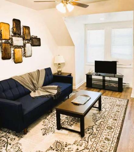 ピッツバーグにあるCozy 1BR Retreat - Private - Near Cityの青いソファとコーヒーテーブルのあるリビングルーム