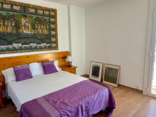 a bedroom with a bed and a painting on the wall at Winahost Apartamentro Cunit Vistas al Mar in Cunit