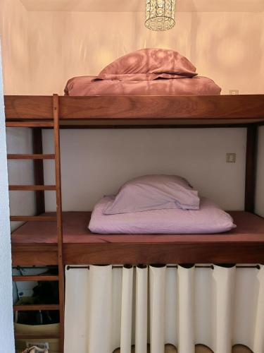 - deux lits superposés avec un oreiller au-dessus dans l'établissement T2 Seignosse Plage - 45M2, à Seignosse