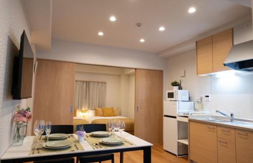cocina y sala de estar con mesa en una habitación en 北宿kitayado, en Osaka