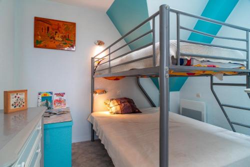 una litera en una habitación con una litera en Locmariaquer Mer & Plage - à 50m de la plage, en Locmariaquer
