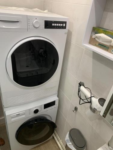 a washer and dryer in a small bathroom at Grand sud in Canet-en-Roussillon