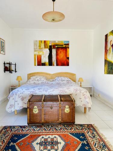 - une chambre avec un lit avec un coffre dans l'établissement Sete La Vigie Singuliere, à Sète