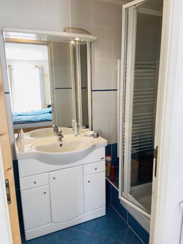 une salle de bain avec un lavabo blanc et une douche dans l'établissement Sete La Vigie Singuliere, à Sète