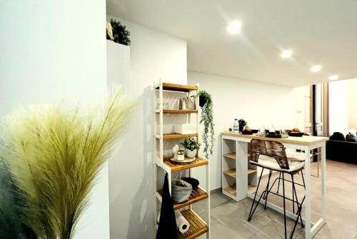 Cette chambre comprend une table et un bureau. dans l'établissement La loge romaine - centre ville - clim, à Nîmes