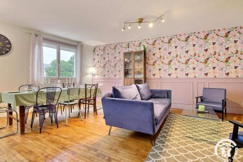 un salon avec un canapé, une table et des chaises dans l'établissement La rose des vents, à Pontivy